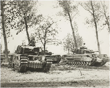 110097 Bevrijding zuid Nederland. Churchill tanks trekken op naar Liessel, 30-10-1944