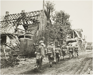 110100 Bevrijding zuid Nederland. Het Royal Warmicks Regiment Infantry van het 3e Britse leger trekt door Overloon, ...