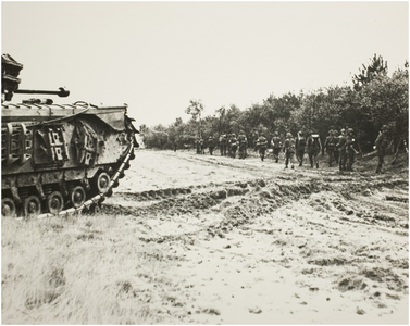 110101 Bevrijding zuid Nederland. Churchilltanks geven dekking aan de infanterie bij hun aanval op Overloon, 12-10-1944