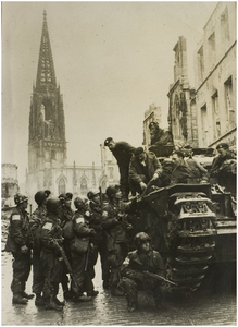 110102 Britse tankbestuurders en Amerikaanse infanterie in overleg in de straten van Münster, Duitsland. Op 30 april ...