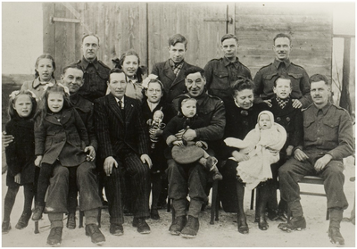 110111 Bevrijding. Ingekwartierde militairen bij de familie Verhoeven aan de Mierloseweg, 01-1945
