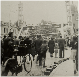 110117 Een groep Helmonders bekijkt de verwoeste Veestraatbrug, 1944