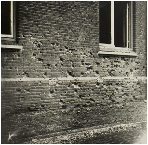 110118 Een muur vol kogelgaten, 1944