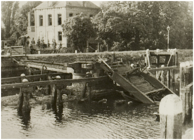 110119 De vernielde draaibrug over de Zuid Willemsvaart aan de Waardstraat. Aan de overzijde de beschadigde villa van ...