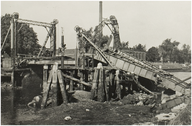 110130 De door de Duitsers vernielde spoorbrug met op de achtergrond de Kanaaldijk Noorwest in de richting van de stad, ...