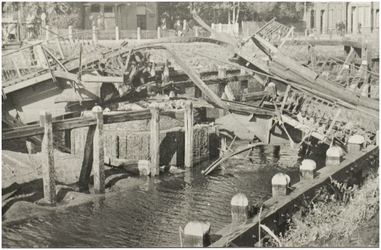 110132 De door de Duitsers vernielde Trambrug gezien vanaf de Binnen Parallelweg in de richting Trambrugweg, 25-09-1944