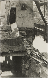 110137 De opgeblazen Veestraatbrug met op de achtergrond de Kanaaldijk Noord West in de richting van de Spoorbrug, 1944