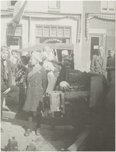 110139 Legermaterieel voor café Bouwman in de Heistraat op de hoek met de Lithoyenseweg, 09-1944