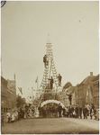 110151 Markt, gezien in de richting van de Markstraat. Decoratie in de vorm van de Eiffeltoren, aangebracht bij ...