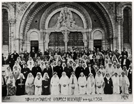 110541 10 e Bedevaart naar Lourdes met 100 deelnemers .O.L.V. kapelaan Mullenders uit Maastricht en J.v.d. Kerkhof uit ...