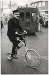110645 Carnaval 1964.Optocht.Vooraan: fietsacrobaat, met daarachter: De Goede Moordenaar zoals de v.m. Bossche Tram ...