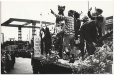 110647 Carnaval 1964.Optocht.Een der deelnemende groepen gekiekt op de Havenweg, nabij de Kanaaldijk NoordOost, 1964