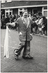 110649 Carnaval 1964.Optocht.Een clowneske figuur fraai verkleed in deze optocht. Jef van Aerle (van glazenwasserij van ...