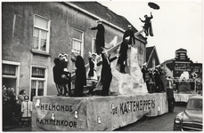 110650 Carnaval 1964.Optocht. De Kattenmeppers van Helmonds Mannenkoor gekiekt op de Kanaaldijk NoordOost, gezien in ...