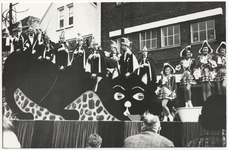 110657 Carnaval 1964.Optocht. De Prinsenwagen, gekiekt op de Havenweg, met o.a. Prins Huub I. Harry Tops, Dirks, van ...