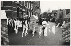 110658 Carnaval 1964.Optocht.Een der deelnemende groepen gekiekt op de Mierloseweg, gezien in de richting Kromme ...