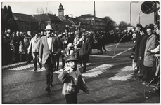 110659 Carnaval 1964.Optocht.Een der deelnemende groepen gekiekt aan de Havenweg, gezien in de richting Kanaaldijk ...