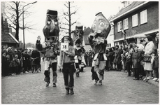110661 Carnaval 1964.Optocht.Een der deelnemende groepen gekiekt in de Warandelaan(thans Caroluslaan) lopende in de ...