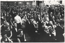 110664 Carnaval 1964.Kletsavonden in zaal Traverse aan de Steenweg. Een kijkje in de overvolle zaal, 1964