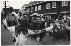 110672 Carnaval 1964. Optocht.Enkele leuk verkleedde deelnemers, gekiekt in de Warandelaan, 1964