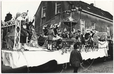 110684 Carnaval 196.Optocht . Een der deelnemende groepen die een soortement van kermis voorstellen, 1964
