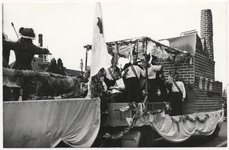 110687 Carnaval 196.Optocht Een der deelnemende groepen gekiekt op de Havenweg, 1964