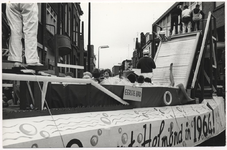 110688 Carnaval 1964, optocht. De groep voorstellend Bad & Zweminrichting , gekiekt vanaf de Stadsbrug. De optocht komt ...