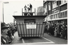 110689 Carnaval 1964Optocht.degroep voorstellend Bad & Zweminrichting gekiekt op de Havenweg, gezien in de richting ...