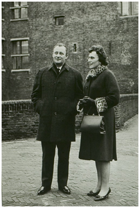 111231 Bezoek van de nieuwe burgemeester van Helmond aan Helmond. Gefotografeerd met zijn echtgenote voor de ingang van ...