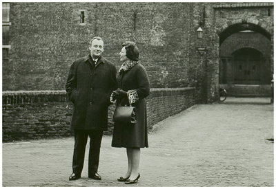 111232 Bezoek van de nieuwe burgemeester van Helmond aan Helmond. Gefotografeerd met zijn echtgenote voor de ingang van ...