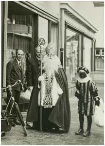 111235 Bezoek van St. Nicolaas aan de Heistraat. Foto is genomen in de Heistraat voor de ingang van schoenenzaak Tiny ...