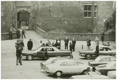 111266 Bezoek van Prinses Beatrix en Prins Claus aan Helmond. Aankomst bij het kasteel -Raadhuis, 06-06-1972