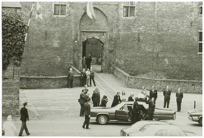 111267 Bezoek van Prinses Beatrix en Prins Claus aan Helmond. Aankomst bij het kasteel -Raadhuis, 06-06-1972