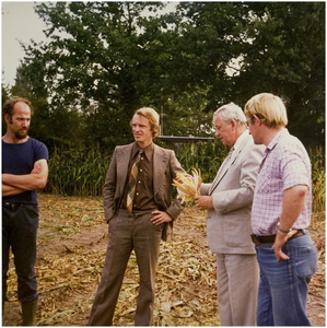 111298 Bezoek aan een maisveld. 2e van rechts: burgemeester Geukers, 3e van rechts: Leen de Kramer, 1983