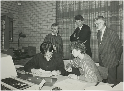 111306 Bezoek van Wim Kok ( fraktievoorzitter P.V.D.A. in de 2e kamer) aan de M.T.S. in Helmond. Op de achtergrond ...