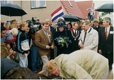 111324 Werkbezoek koningin Beatrix en staatssecretaris Drs. E. Heerma aan Helmond ter gelegenheid van de oplevering van ...