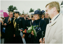 111325 Werkbezoek koningin Beatrix en staatssecretaris Drs. E. Heerma aan Helmond ter gelegenheid van de oplevering van ...
