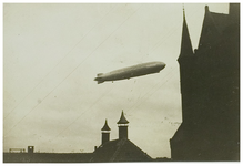 111364 Eerste Zeppelin boven Helmond. Gezien vanuit het dak van het voormalige pand van C. Jamin in de Veestraat. De ...