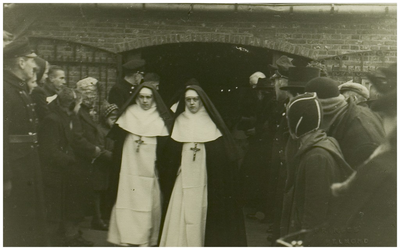 111493 Aankomst van de zusters van Bethanie op Binderen. De eerwaarde zusters bij het verlaten van de kapel van Maria ...