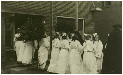 111494 Aankomst van de zusters van Bethanie op Binderen. Hier betreden de Eerwaarde Zusters hun nieuwe verblijf omringd ...