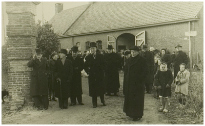 111495 Aankomst van de zusters van Bethanie op Binderen. Het comite van ontvangst met de geestelijken nabij de v.m. ...