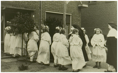 111496 Aankomst van de zusters van Bethanie op Binderen. Hier betreden de Eerwaarde Zusters hun nieuwe verblijf, ...