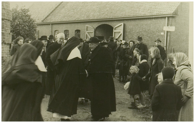 111500 Aankomst van de zusters van Bethanie op Binderen.Pastoor Brandsma verwelkomt de Eerwaarde Zusters nabij de v.m. ...