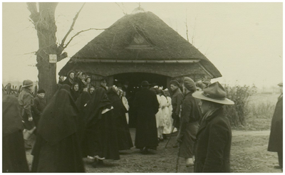 111502 Aankomst van de zusters van Bethanie op Binderen.Voorafgegaan door een schare bruidjes en Pastoor Brandsma ...
