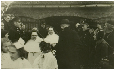 111504 Aankomst van de zusters van Bethanie op Binderen.Hier de Eerwaarde Zusters bij het verlaten van de kapel ...