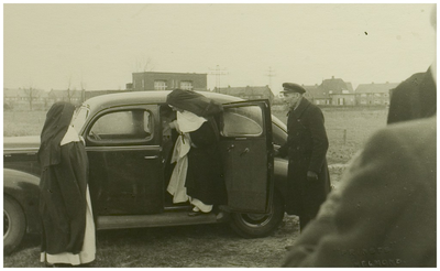 111505 Aankomst van de zusters van Bethanie op Binderen.Chauffeur Hermans( van Diddens en van Asten) arriveert met ...