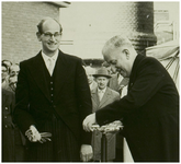 111714 Ingebruikstelling van de nieuwe gashouder. Burgemeester Dr. C. M. Sweens stelt de nieuwe gashouder ingebruik. ...