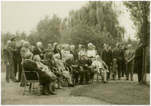 111914 Onthulling gedenksteen Jan Visser Dierenpark nabij de Warande. Burgemeester Jac., Geukers ( rechts ) spreekt de ...