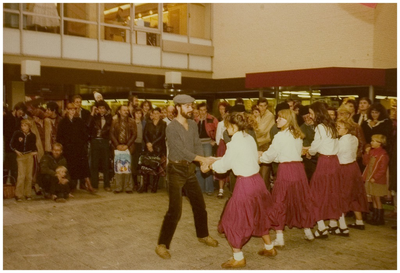 112122 Helmond-800. Optreden van een volksdansgroep in de Passage, 1978