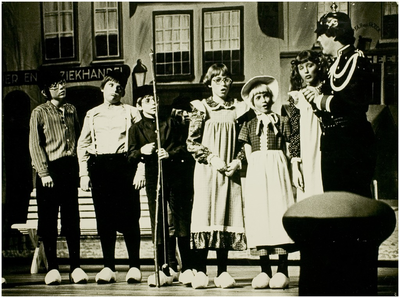 112146 Helmond-800. Musical De zilveren schaar door leerlingen en leerkrachten van basisschool De Goede Herder, 11-1977